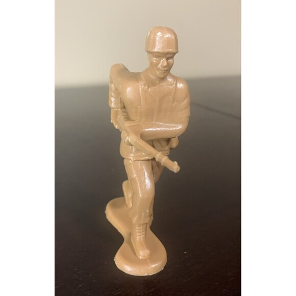 2 Greenbrier International Plastic Brown Army Men Lot 4" Tall - Picture 4 of 6